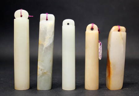 A GROUP OF 5 CHINESE JADE QUILLS, 18/19TH CENTURY: 2003 A GROUP OF 5 CHINESE JADE QUILLS, 18/19TH CENTURY 清，玉翎管五件 Size: 7 cm ( 2 3/4 in ) Provenance: From a private collector's 50 years accumalation