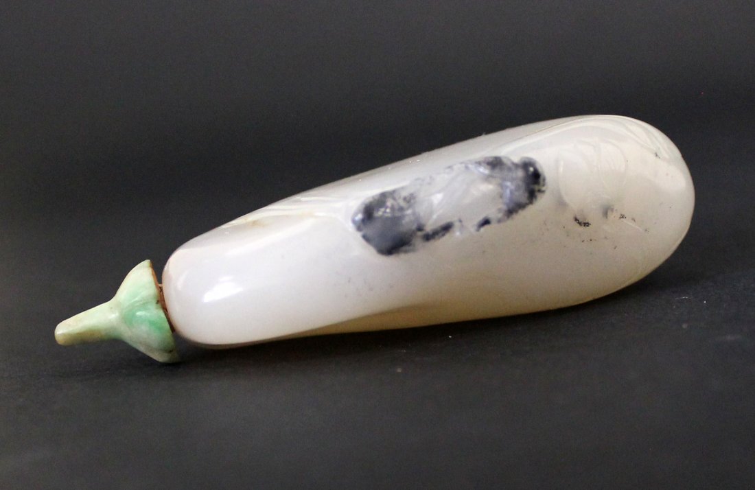 A WHITE JADE CHINESE SNUFF BOTTLE (1 of 6)