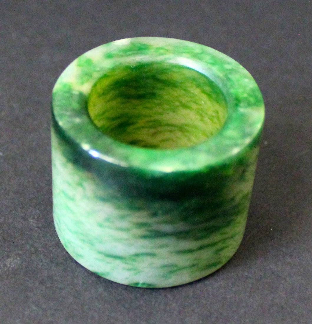 A CHINESE JADEITE RING (1 of 5)