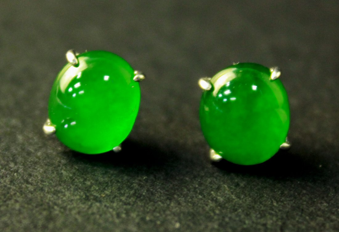 A CHINESE VERY TRANSLUCENT FULL GREEN NATRUAL JADEITE (1 of 8)