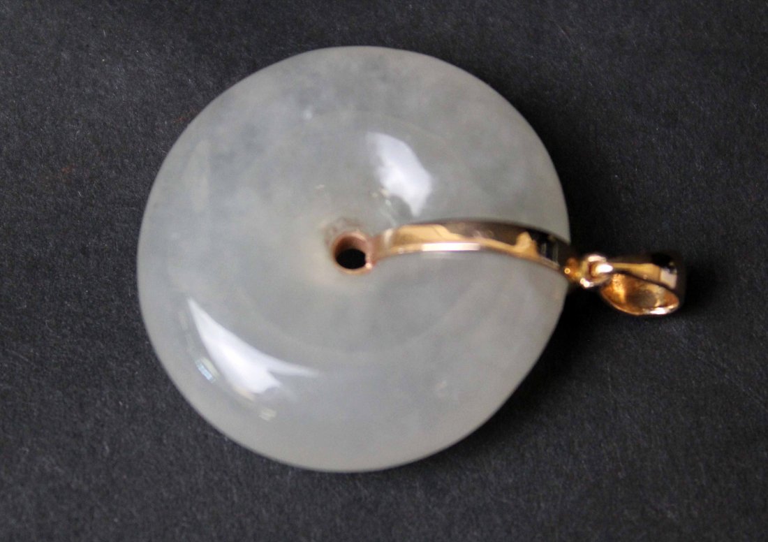 A VERY STRANSLUCENT ICE JADEITE WITH 18K SETTING PENDAN (1 of 3)