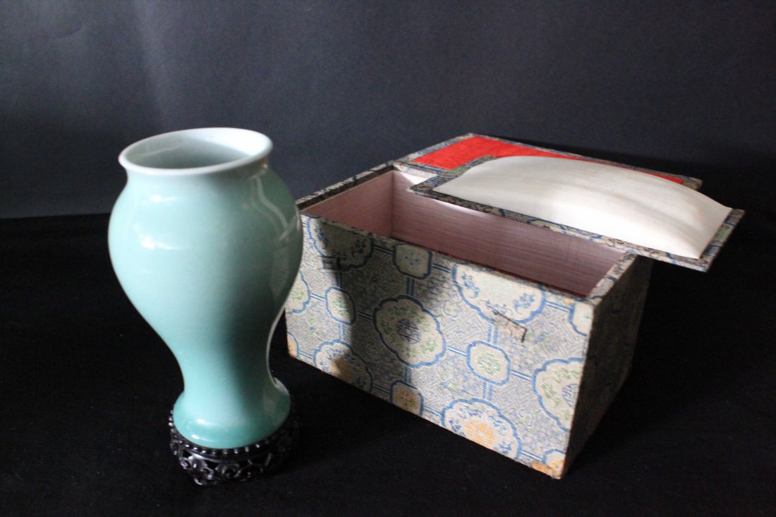 CHINESE PORCELAIN VASE (1 of 6)