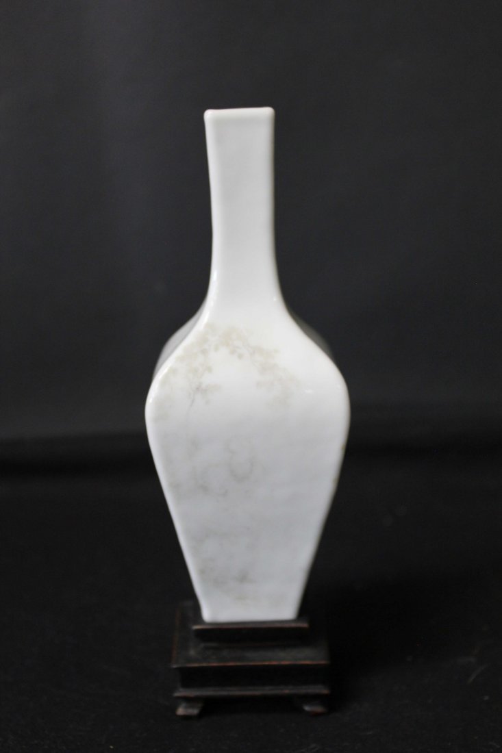 CHINESE PORCELAIN VASE (1 of 6)