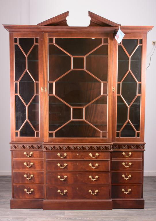 Stickley Colonial Williamsburg Breakfront (1 of 17)