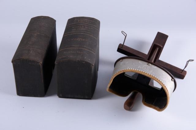 Monarch Stereoscope with Stereograph Library (1 of 3)