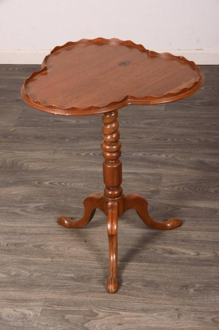 Piecrust Edge Clover Top Side Table (1 of 8)