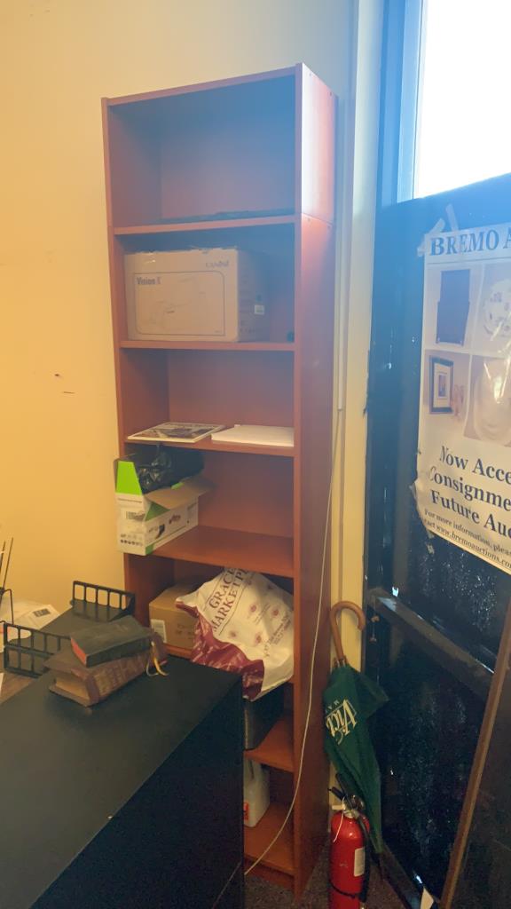Bookshelf: Items on shelf not in auction.