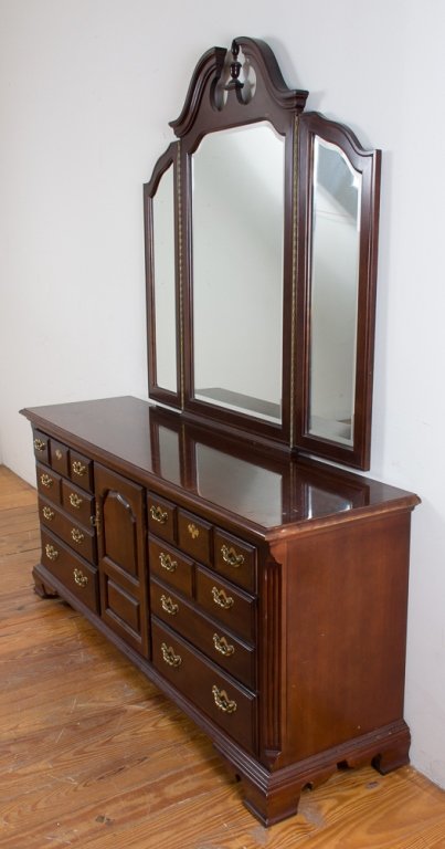 Thomasville Dresser W Mirror