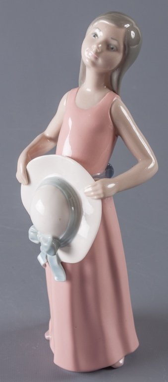 Lladro Dreamer Girl w/ Straw Hat Figure: Stamped to bottom "Lladro Hand Made in Spain Daisa 1978" and "D-21 M"; measures approximately 10" tall; in good overall condition with no noticeable chips or cracks.