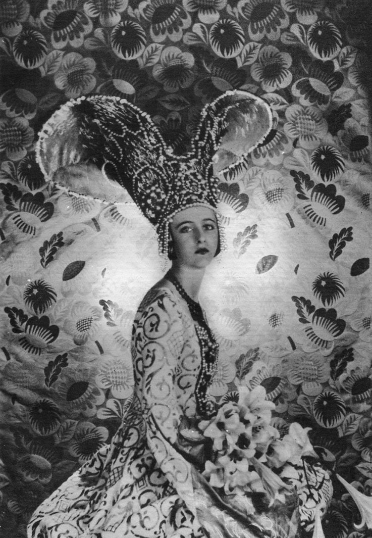 Cecil Beaton - Fashion Portrait - Vintage Gravure: 1930 vintage Sepia Sheet-Fed PhotoGravure excellently printed in Germany - 1 of 2 very Rare 1930 gravures by Beaton - Image size approx. 5"x7"