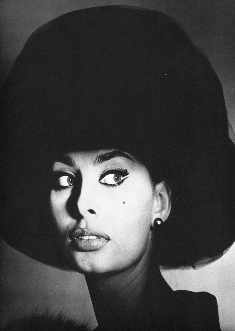 Irving Penn - Sophia Loren, Italy - PhotoGravure: 1940s Sheet-fed PhotoGravure printed 1960 by C.J. Bucher (swiss printers) - moments - Image size approx. 8"x12"