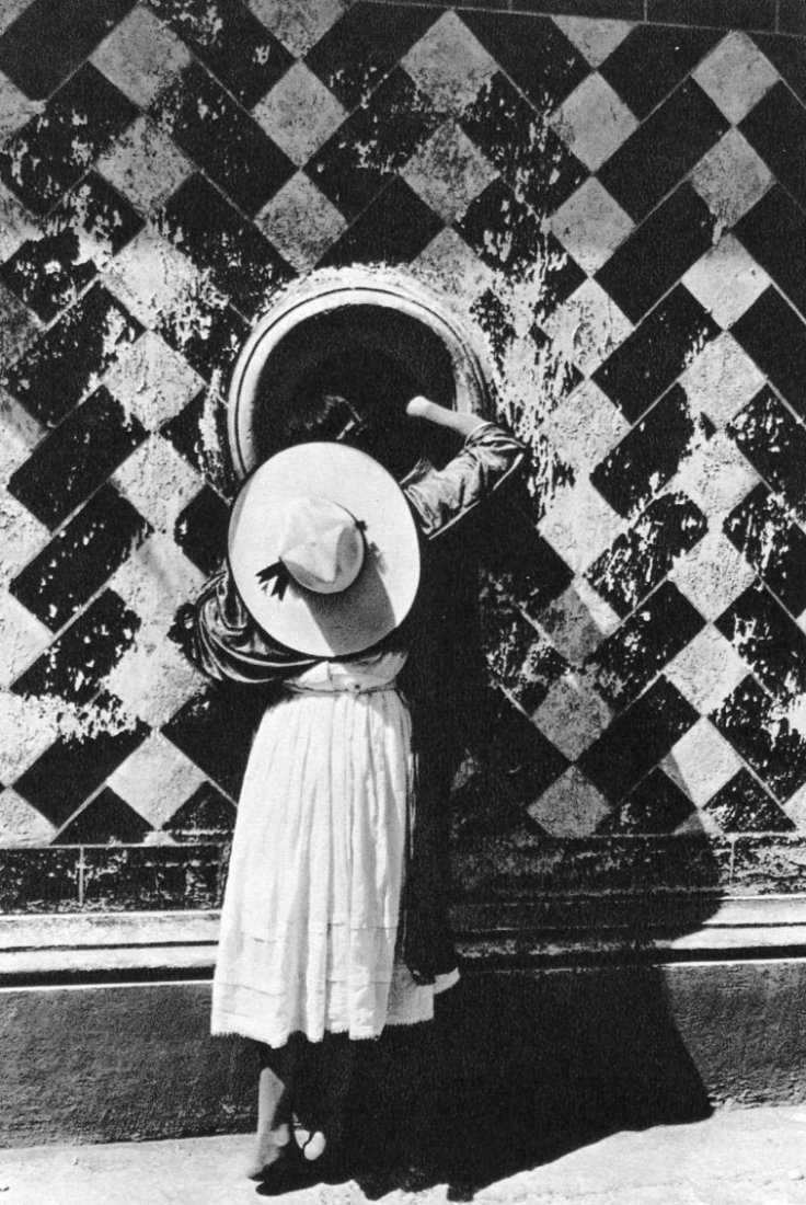 Manuel Alvarez Bravo - La Hija de los Danzantes: 1972 Sheet-fed PhotoGravure printed by C.J. Bucher (swiss printers) - Image size approx. 5.5"x7.5"