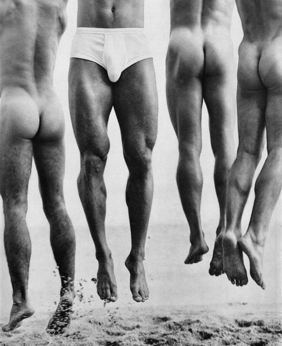 (Nude) Herb Ritts - Jump, Paadise Cove - Gravure: 1987 Sheet-fed PhotoGravure printed Tokyo, Japan for Twin Palms Publishers in 1988 - limited edition of 6100, Nus - Image size approx. 11"x 13"
