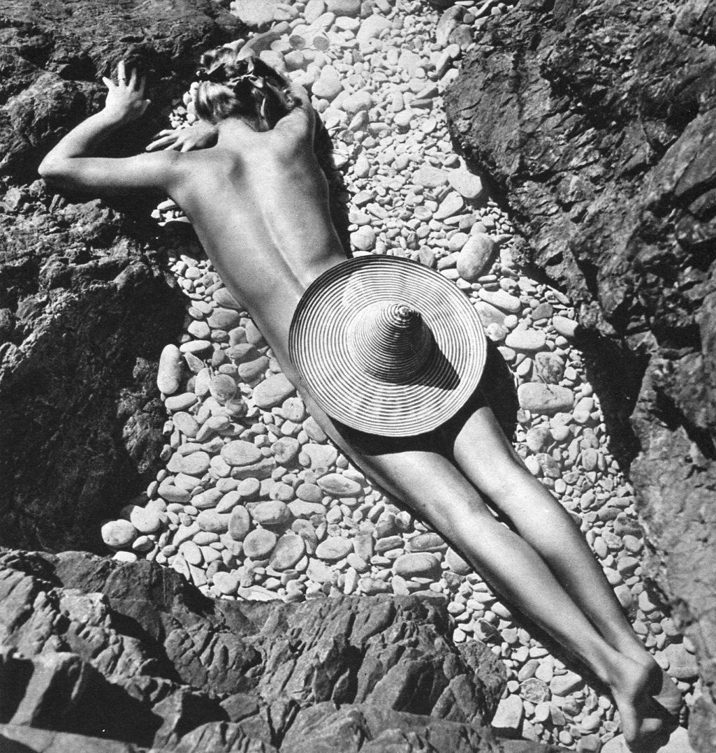 (Nude) Fernand Fonssagrives - Hat - Gravure: Sheet-fed PhotoGravure printed 1951 - printer unknown, Nus - Image size approx. 6.5"x7"