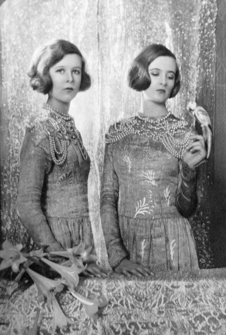 Cecil Beaton - The sisters Beaton - Photogravure: 1925 Image - Sepia Sheet-fed PhotoGravure printed in 1969 by C.J. Bucher (swiss printers) - Sir Cecil Beaton (1904-80) was an English fashion and Portrait photographer, also known for his work as an O