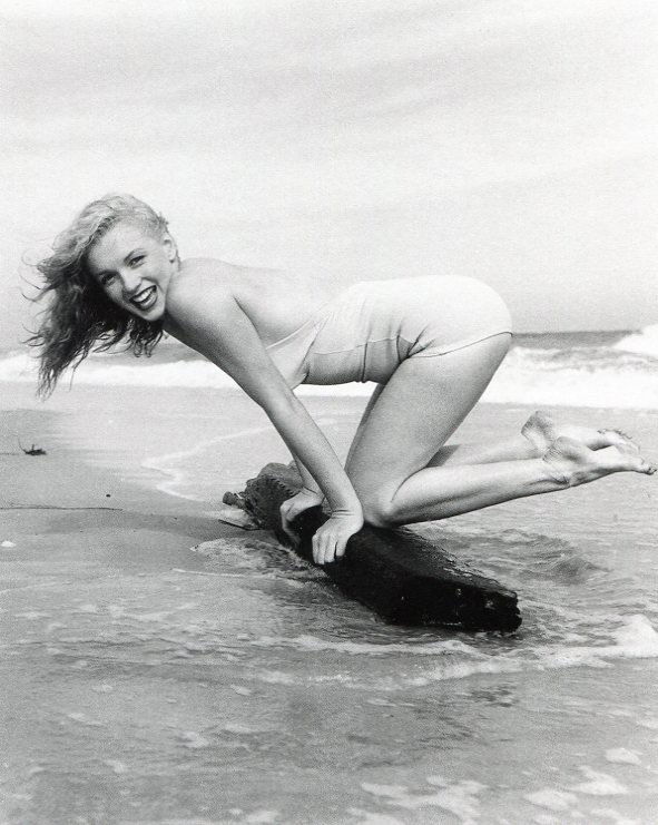 Andre de Dienes - Marilyn Monroe - Duotone: This is a duotone from a compilation of Images beautifully printed in 2007 - Image size 6" x 7". Photo Mounted with acid free tissue on conservation mat-board