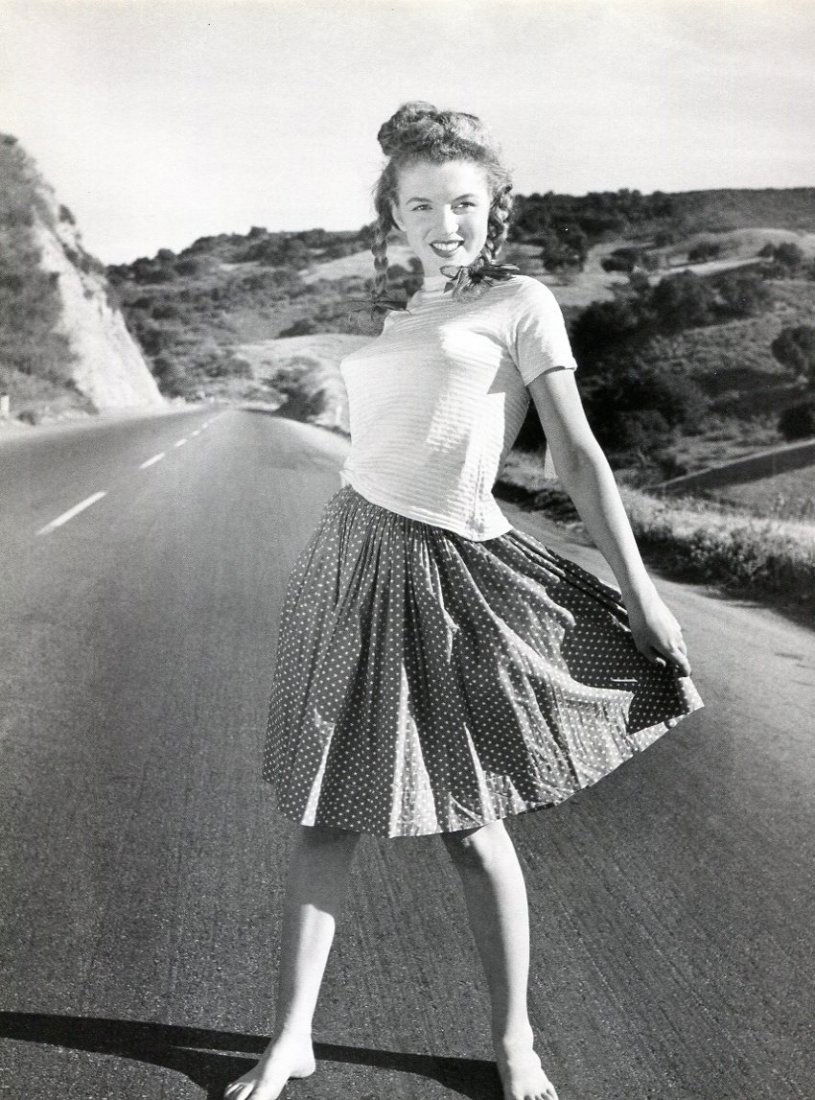 Andre de Dienes - Marilyn Monroe - Duotone: This is a Mechanical Duotone from a compilation of Images beautifully printed in 2007 - Image size 9 x 11 . Photo Mounted with acid free tissue on conservation mat-board