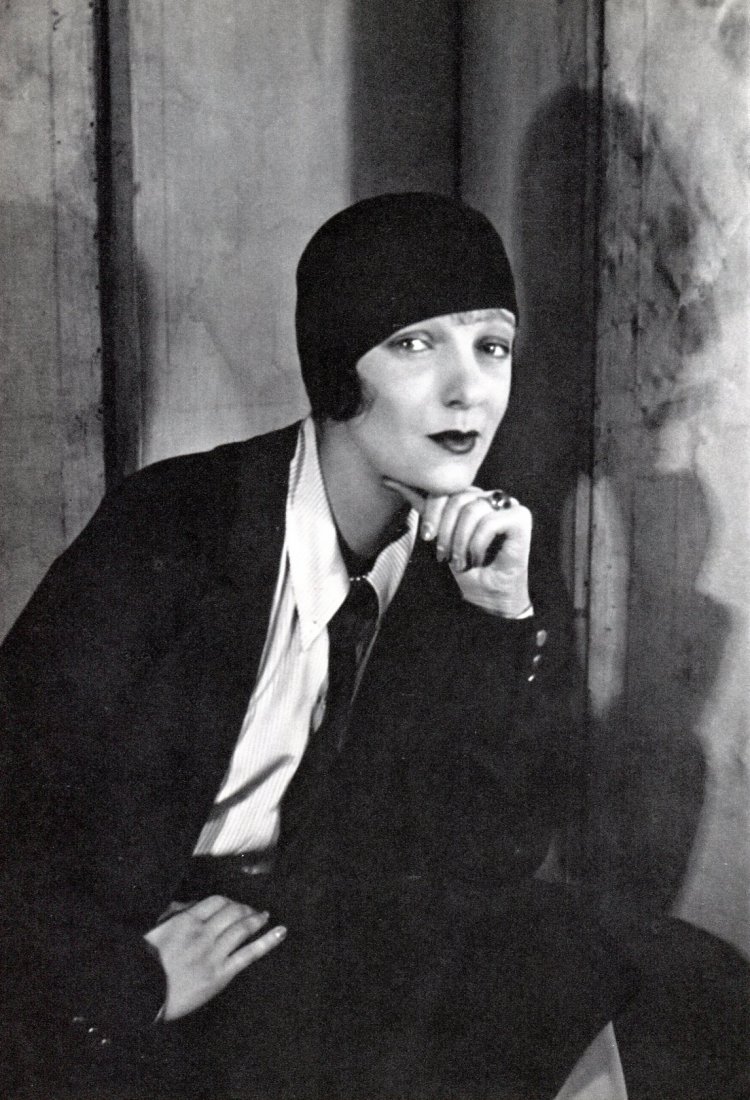 Cecil Beaton - Gertrude Lawrence, 1930: 1968 Sheet-fed Gravure by Conzett and Huber (Swiss printer) - Image size approx. 8"x11.5"