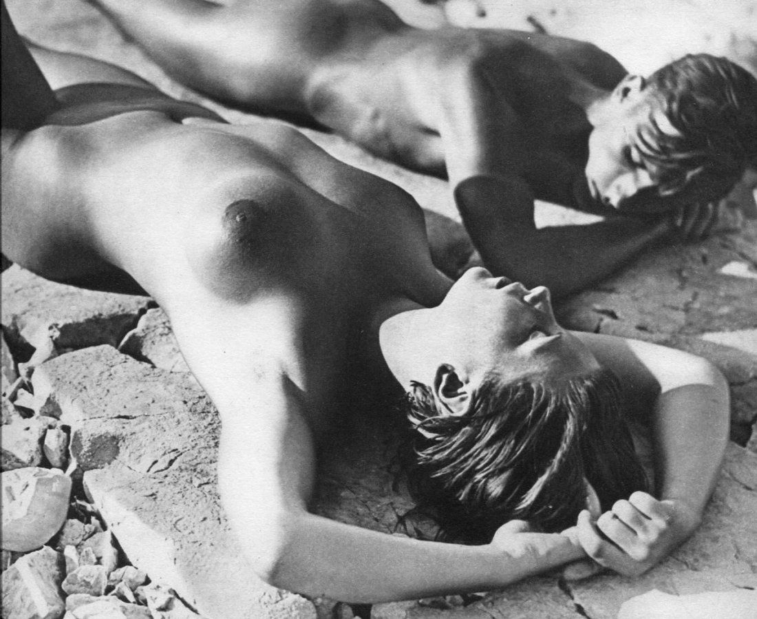 (Nude) Edmund Kesting, Couple Nude - 1935 Gravure: 1930s Vintage Sheet-Fed Photogravure printed by La Neogravure - Paris in 1935, Nus - Image size (inches) approx. 9 x7