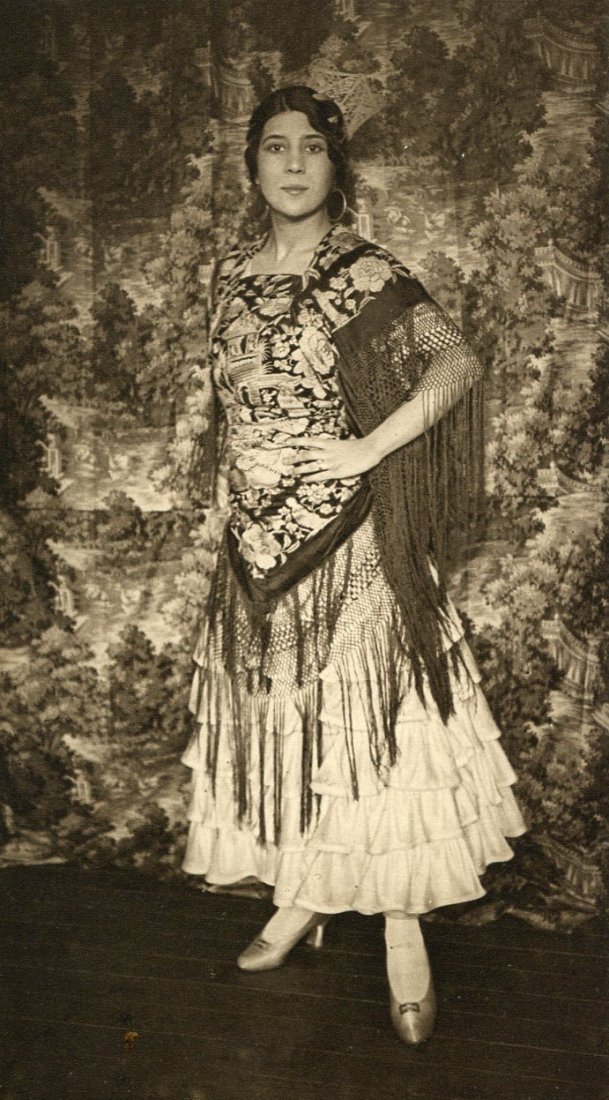 Hielscher, Kurt - Argentinita, Spanish Dancer: Vintage Sheet-fed Gravure printed in 1922 by Rotophot A G, Germany - Image size 4.5" X 8.5"