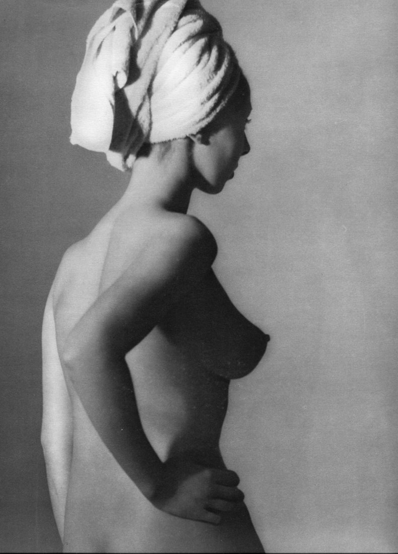 De Dienes, Andre - Nude w Towel: Beautiful Vintage HelioGravure printed by Theo Brugiere - Paris in 1948, Etudes de Nus - Image size (inches) approx. 9 x13