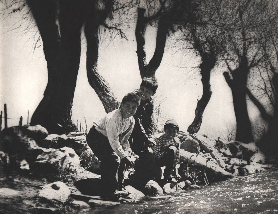 Dorr, Nell - At the river - Oaxaca: Vintage Sheet-fed Gravure printed in 1962 by Photogravure and Color Company, USA - Image size 13" X 10"