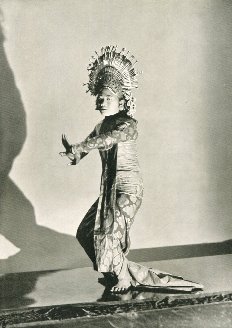Hoyningen-Huene - Balinese Dancer: Vintage Photo-Engraving printed in 1932 by A. Wohlfeld, Germany - Image size approx. 5.5" x 7.5"