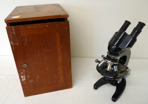 Microscope: Carl Zeiss medical microscope in case w/condenser stage, dual eyepieces & some extra optics - some minor mechanical issues, a beautiful vintage, Swiss-made, case is damaged but repairable, 15"x11"x9"