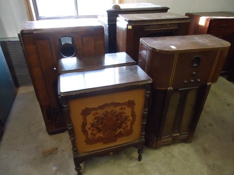 Lot of Assorted Early Radio Cases: 5 assorted radio cases & 2 very nice fabric-covered speaker housings - the largest is 45.5"x32"x22"