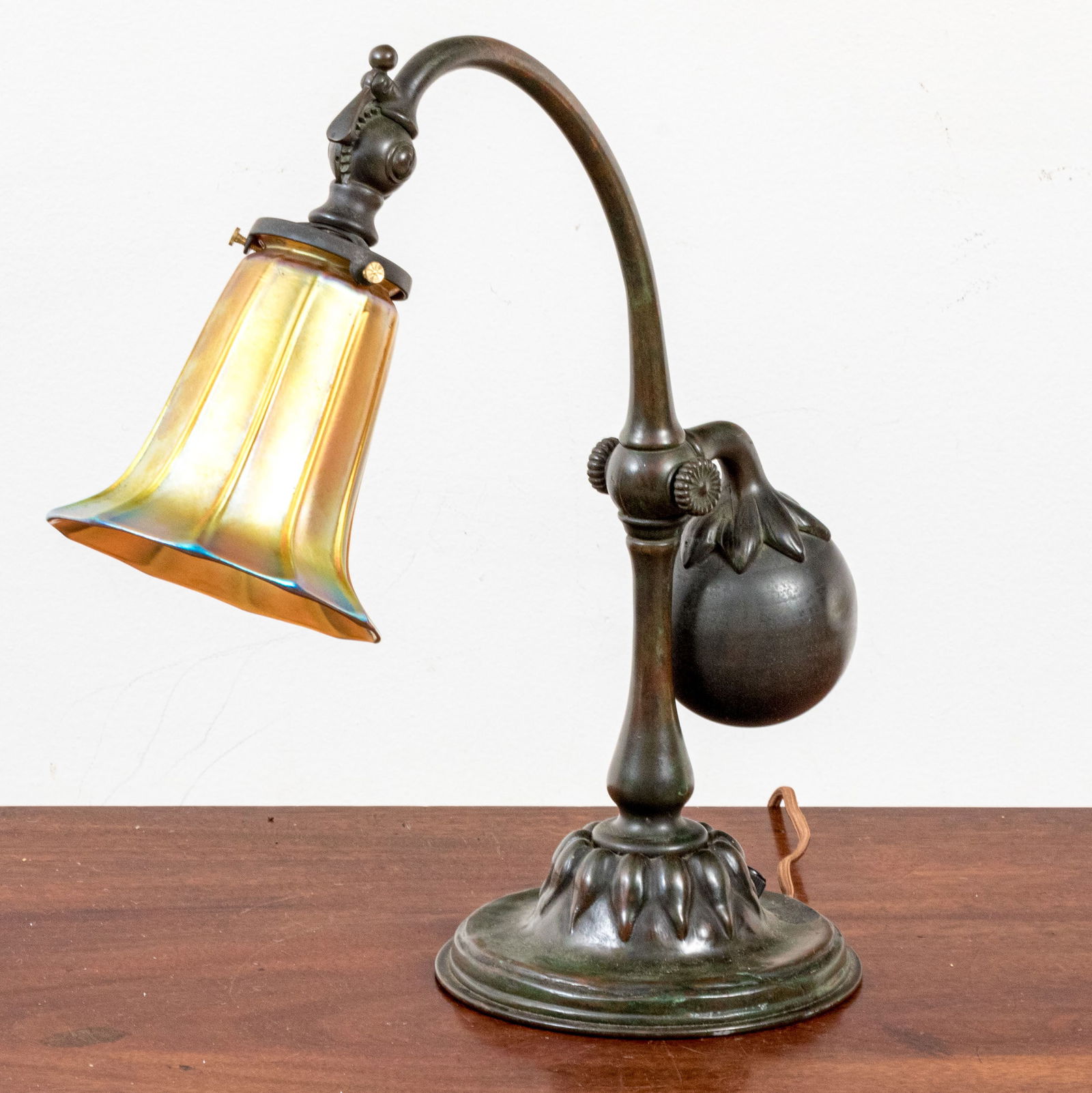 Tiffany Studios Bronze Table Lamp With Quezal Favrile Glass Shade (1 of 11)