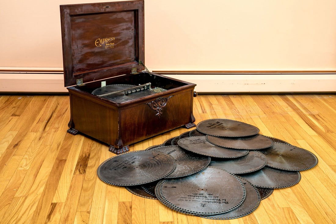 Lyon & Healy Mahogany Empress Parlor Grand Music Box With Thirty-Four Discs (1 of 19)