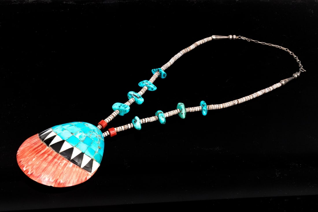 KEWA PUEBLO ARTISTIC SANTO DOMINGO KEWA SHELL NECKLACE: This artistic piece is a Santo Domingo kewa shell necklace, made by the Kewa Pueblo (formerly the Santo Domingo Pueblo) and features a large center pendant, crafted from a spiny oyster shell and decor