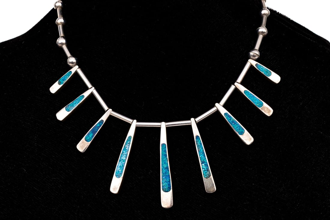 STERLING SILVER, MEXICO UNIQUE REVERSIBLE FRINGED LINK NECKLACE: This unique sterling silver necklace features a graduated fringe of reversible paved inlay, one side green, the other blue. Finished with a green paved inlaid clasp Marks: 925, Mexico Dimensions: 15 1