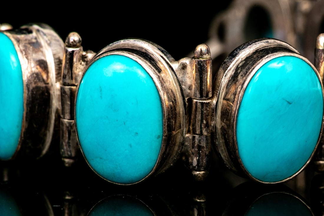 STERLING SILVER ELEGANT CABACHON HINGED LINK BRACELET - 8