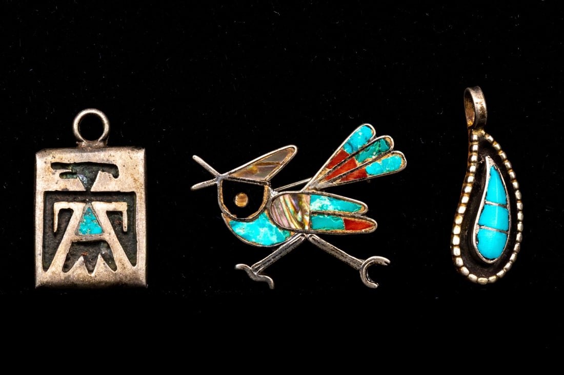 COLLECTION OF SOUTHWESTERN STERLING SILVER JEWELRY PIECES INCLUDING A ROAD RUNNER BROOCH (1 of 8)