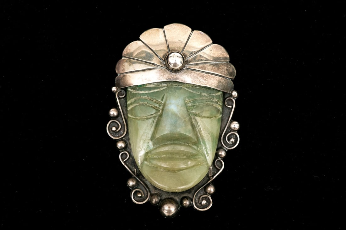 MEXICAN SILVER CHUNKY CARVED GREEN CHALCEDONY MASK MOTIF BROOCH (1 of 7)
