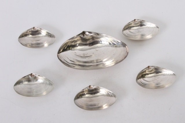WALLACE, SET OF SIX SHELL FORM STERLING NUT DISHES: Master dish 6" wide with 5 smaller dishes 3 3/8" wide, pattern 393, 7.35 T.O.