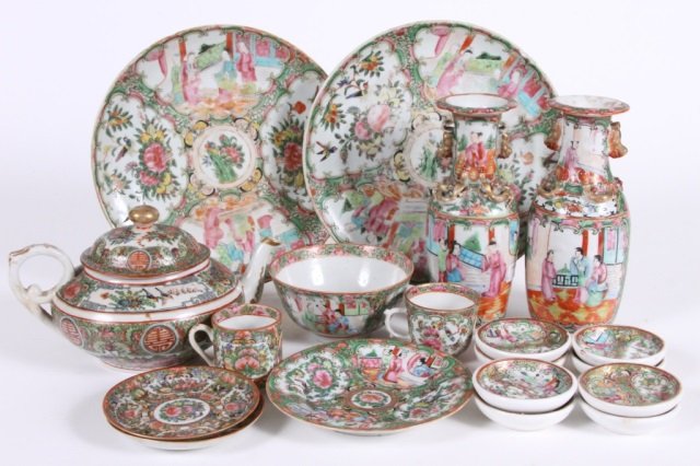 GROUP OF ROSE MEDALLION TABLE ARTICLES: GROUP OF ROSE MEDALLION TABLE ARTICLES