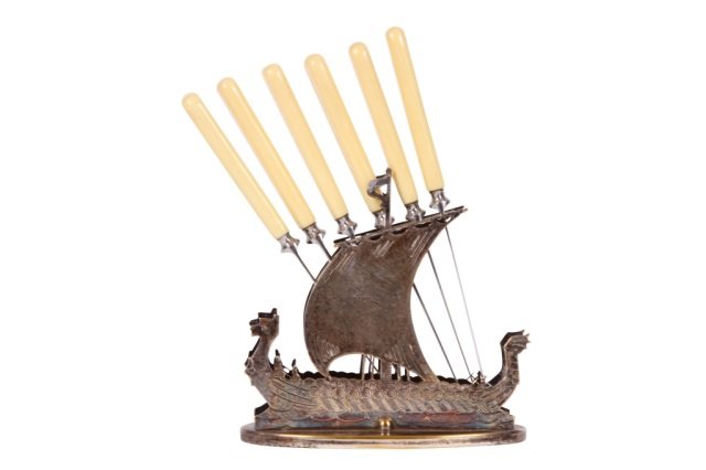 SET OF ANTIQUE SILVERPLATED BUTTER KNIVES: SET OF ANTIQUE SILVERPLATED BUTTER KNIVES With Viking ship holder