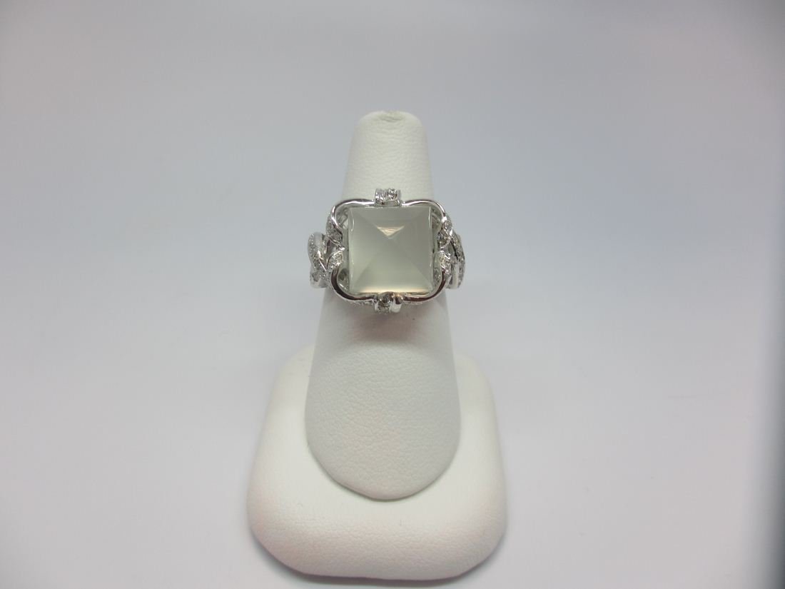18K W/G MOONSTONE/DIAMOND RING: BEAUTIFUL MOONSTONE RING!!!! Has a big center moonstone with 7.00 ct and 0.75ct of white diamonds.