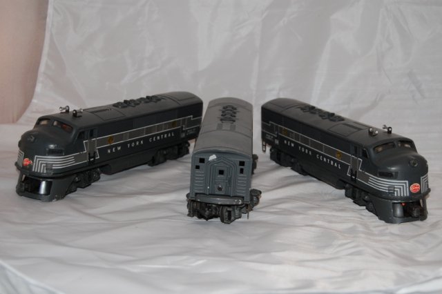 Lionel ABA three piece locomotive and dummy 2354: Three piece locomotive, dummy and center.