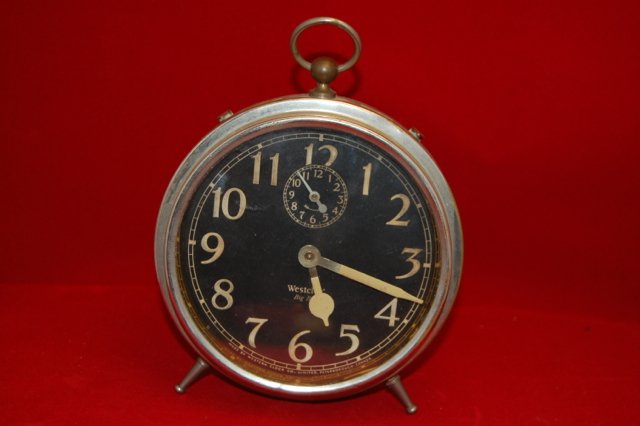 Vintage Westclox Big Ben Black Face Glow Hands: Here is a nice Wesclox Big Ben in working order. This clock has been recently serviced and at the time of the auction was running. Black face with glow in the dark numerals. Peg legs