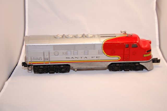 Lionel Santa Fe A and B units Red and Silver: Lionel Santa Fe with only the engine and B unit.