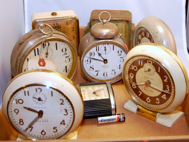 Mixed Lot of Vintage Non-Working clocks (2): Here is a nice mixed bag of clocks. Non of the clocks run but most of the alarms work. The battery is not included...lol.