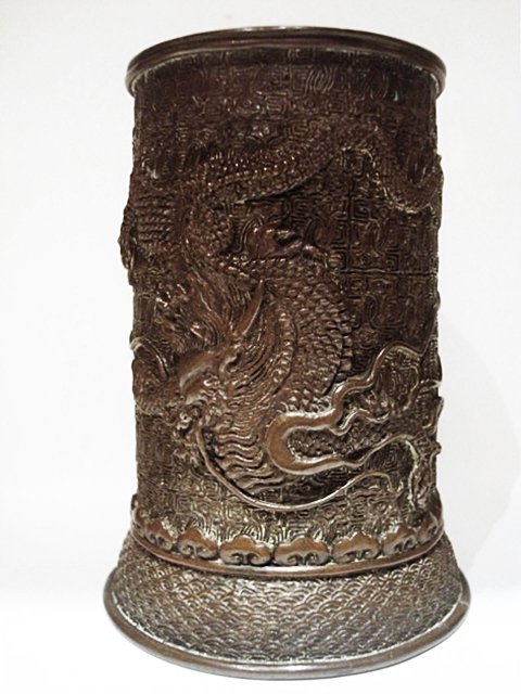Rare Chinese Brush Pot archaic, bronze with dragon: Rare antique Chinese Brush Pot, Qing Dynasty XIXth, bronze profusely carved with archaic and Dragon decoration, owned by a British collector acquired before 1970. 5.5in height