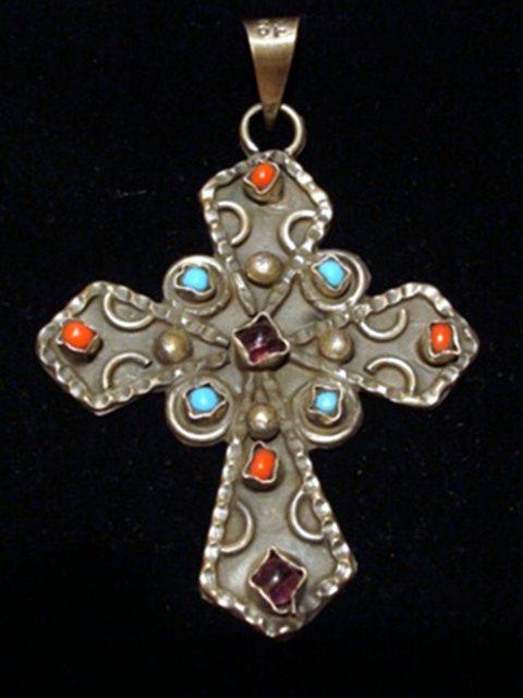 Antique Cruz Taxco Mexico, 3.20in x 2.30in: Antique Cruz Mexico, Taxco handicrafts with inlay coral, garnet and turquoise, 3.20in x 2.30in, 20g., With several brands, Mexico, TC-140 925