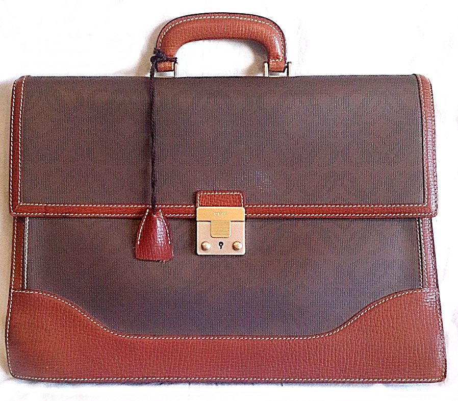 LOEWE, VINTAGE ELEGANT BRIEFCASE: Loewe, vintage elegant briefcase, outside leather, indside grey suede with 3 compartments and a pocket closed with zip, Measurements: 17.3 " large, 12" High, 4.3" deep, perfect condition.