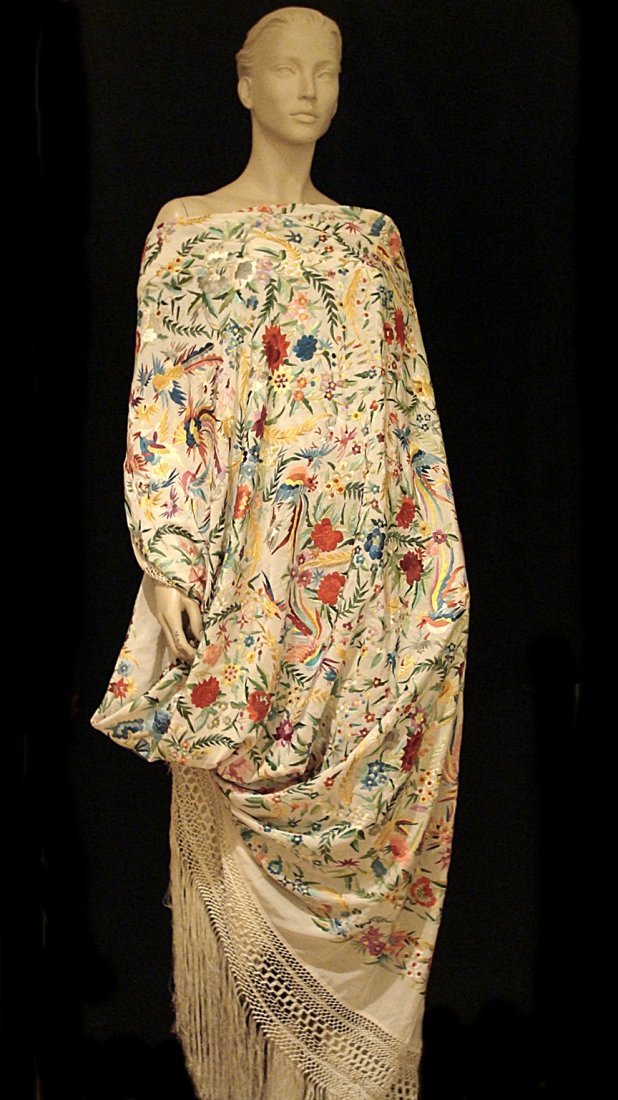 19th Antique Chinese Shawl Oriental Embroidered Silk: Spectacular and genuine Chinese piano shawl, gorgeous hand-embroidered silk with beautiful flowers and exotic birds in lovely colors. This stunning shawl is made of the Nineteenth Century. Has slightl