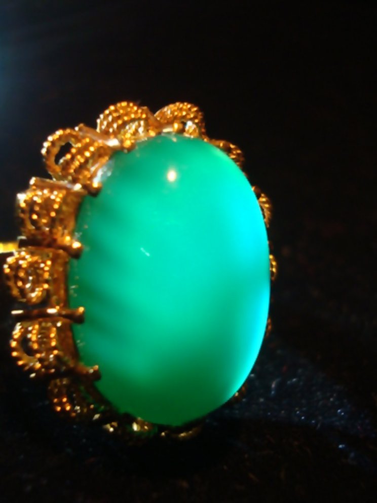 Important Imperial Jadeite emerald ring 18k Y Gold.: C1950. Vintage ring with a large Imperial Jadeite colour emerald, of great beauty. The ring is solid 18k gold tested. Jadeite Dimensions: 18mm x 14mm. Ring Size: 8 1/2 =(17 3/4)=(57 3/4) Peso: 7,3 gr.