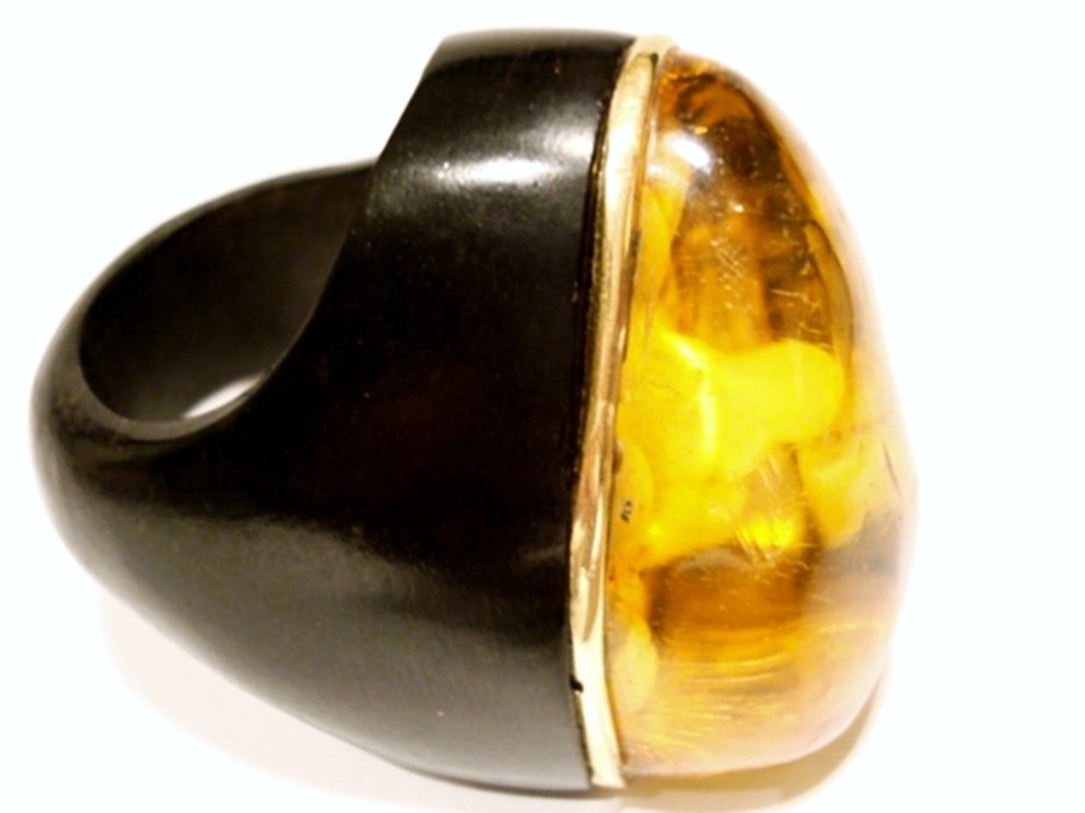Ring Vintage Great Amber with Fossil Inclusions & Ebony: Vintage ring with a large Amber, With Fossilized inclusions, with a carved Ebony frame. The amber is surrounded by silver canopy. Measure amber: 1.25 in. (32 mm). Ring size: 7 3/4 - (15 7/8) - 55). In